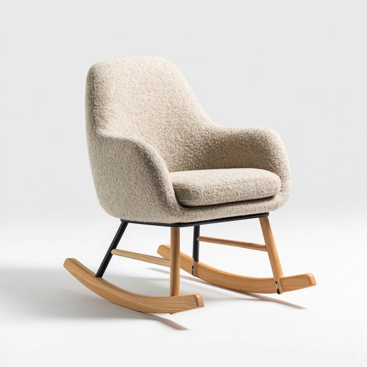 Fauteuil à bascule enveloppant beige en polyester bouclette avec structure en chêne massif 72 x 92 x 98 cm